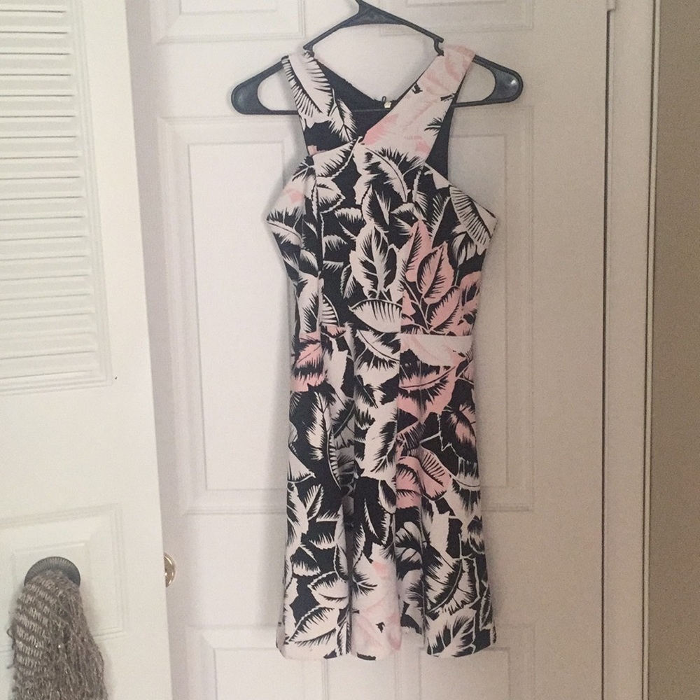 Express dress - Picture 1 of 3